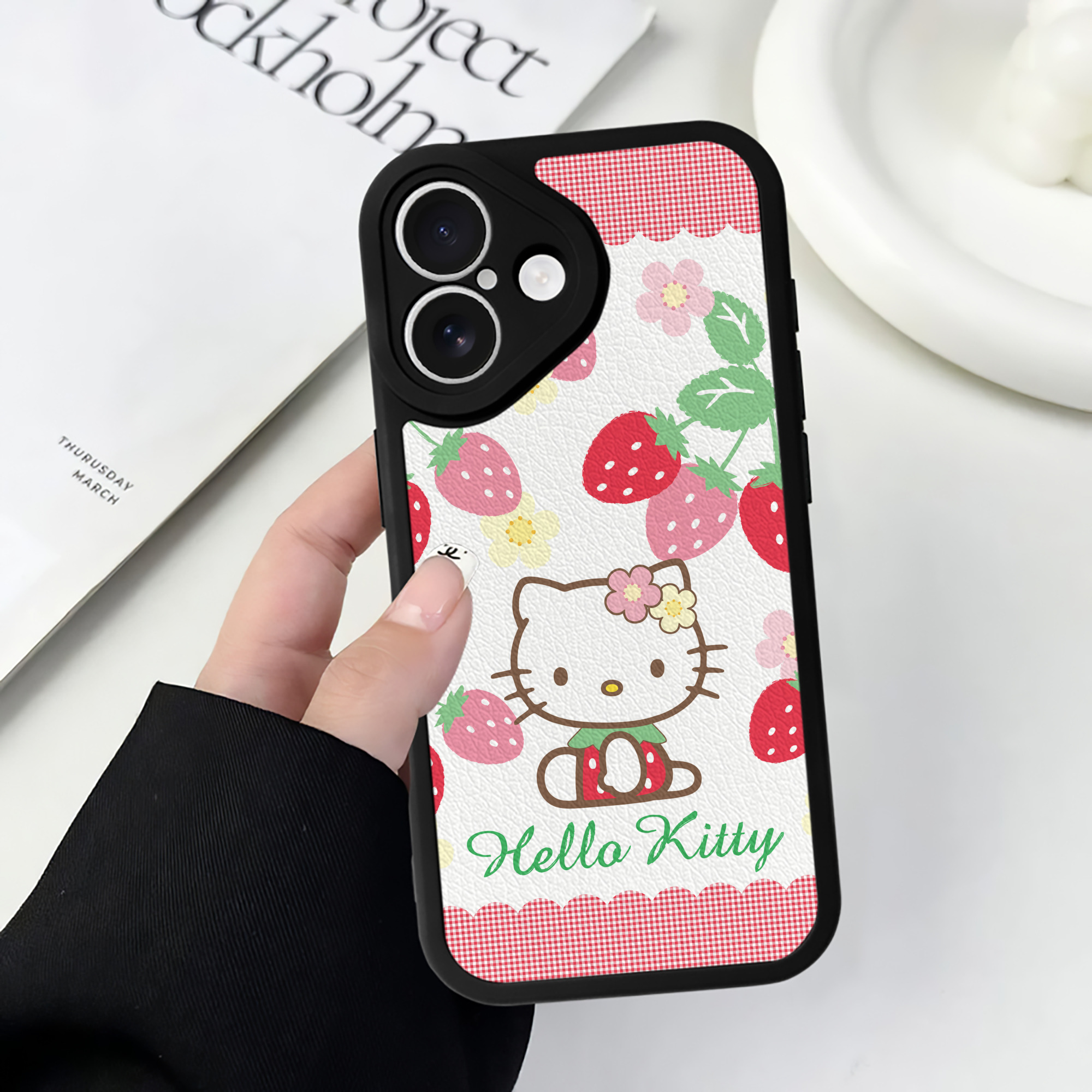 （画像用） Hello Kitty ハローキティ 【iPhone 16シリーズ対応】シリコンスマホケース（レザー調） 材質：シリコン